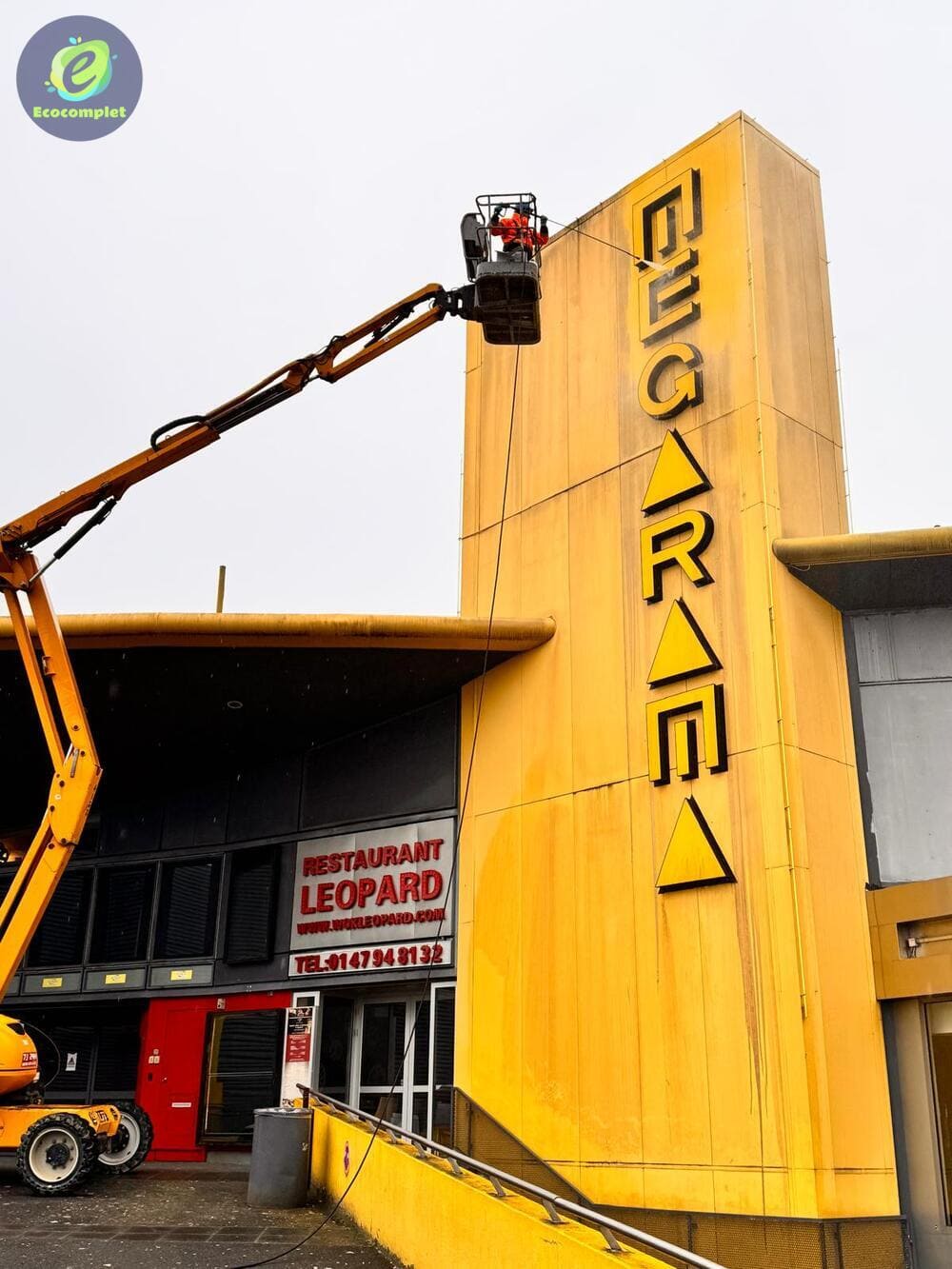 Nettoyage façade et enseigne commerciale à Villeneuve-la-Garenne (92) par Ecocomplet